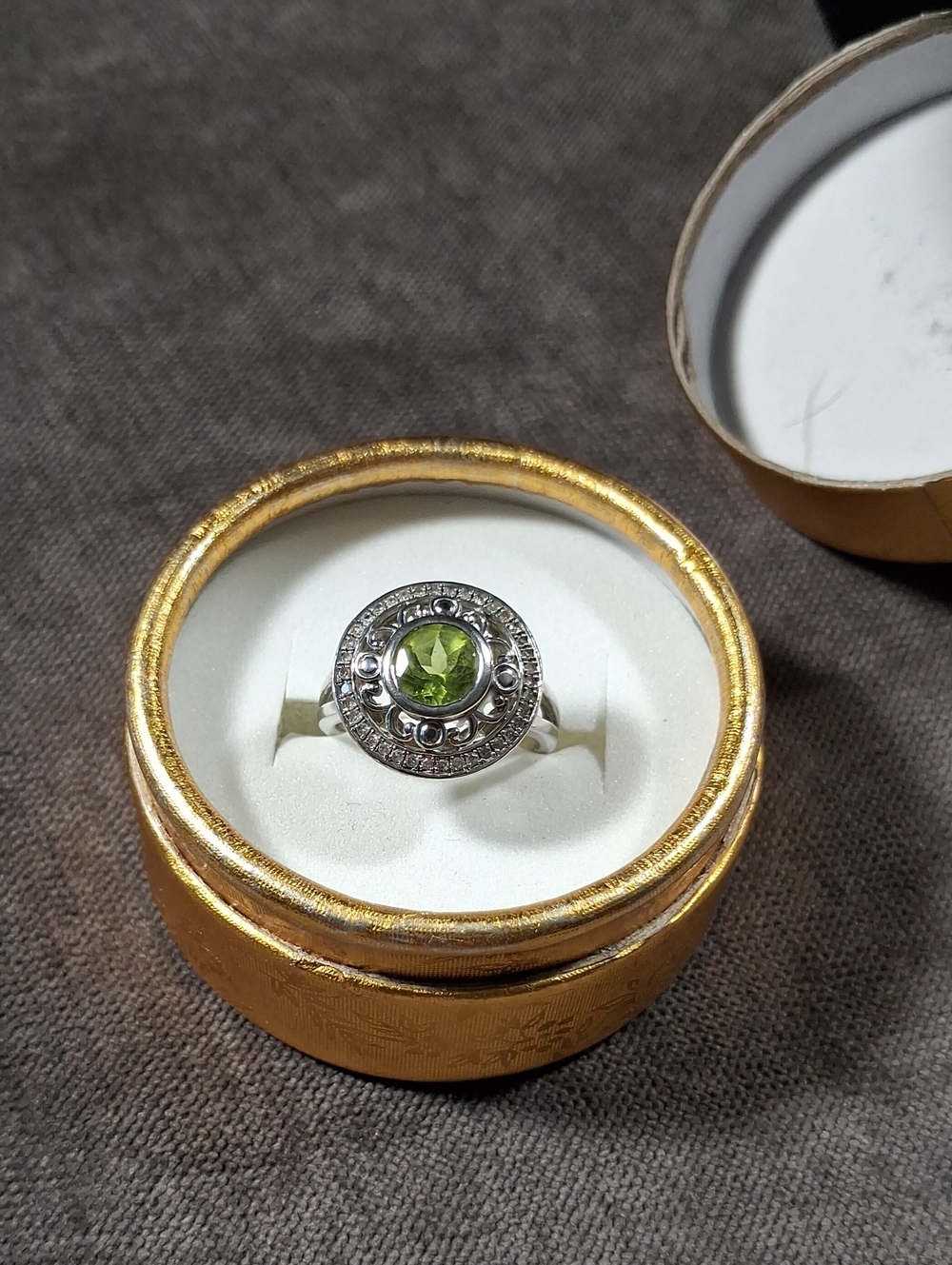 925 Sterling Silver Marked 1.7cm Circular Pierced w/ Genuine Peridot Ring VG 7.5